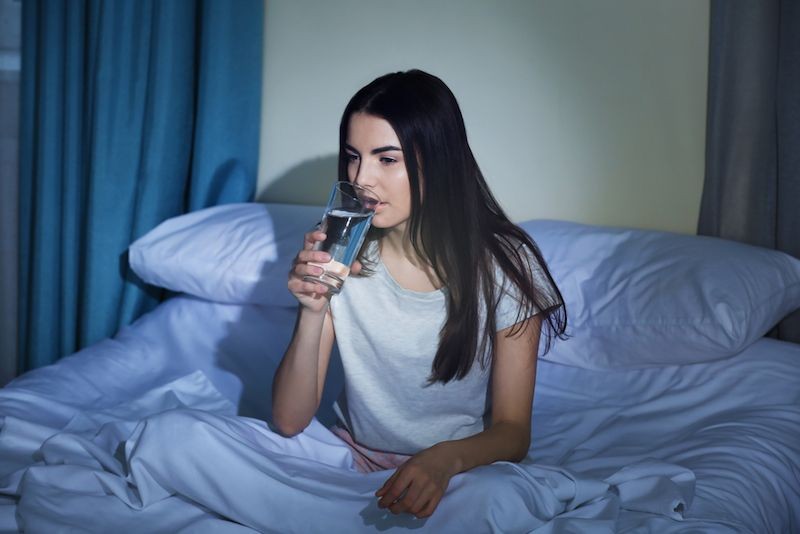 Uống quá nhiều nước trước khi đi ngủ