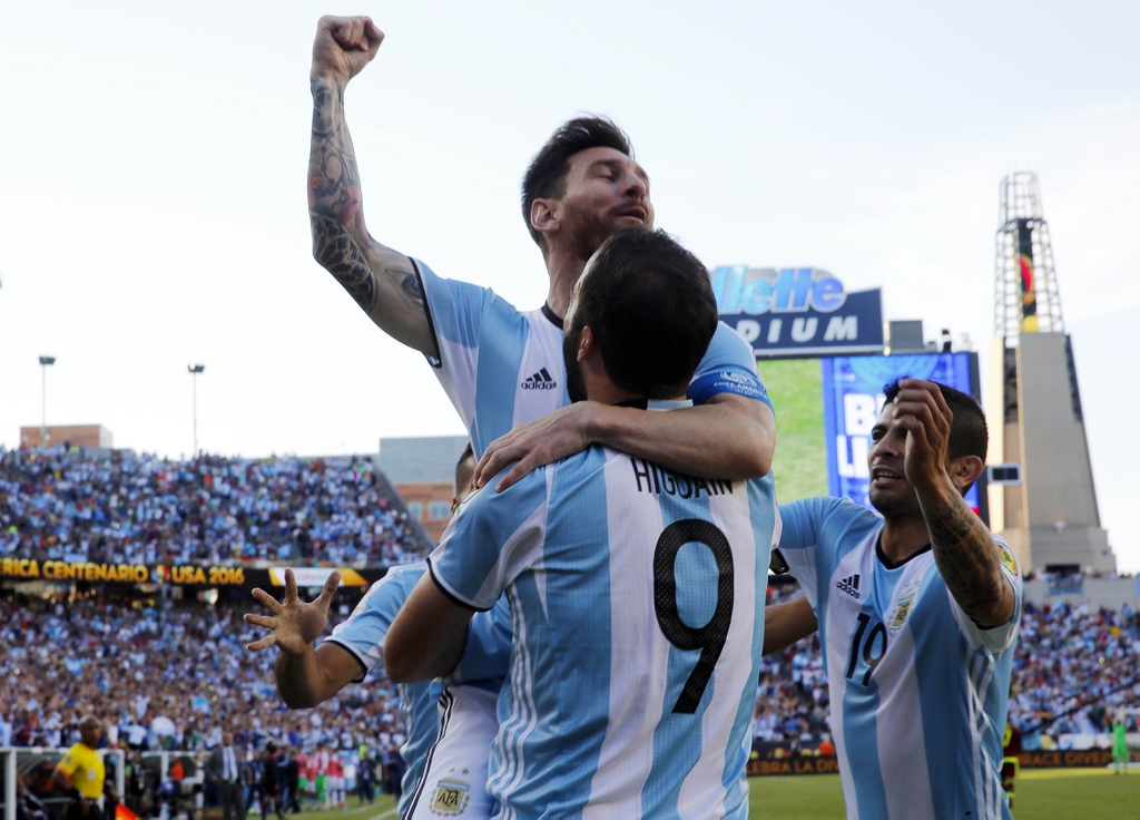 Lionel Messi giúp Argentina vào bán kết copa america
